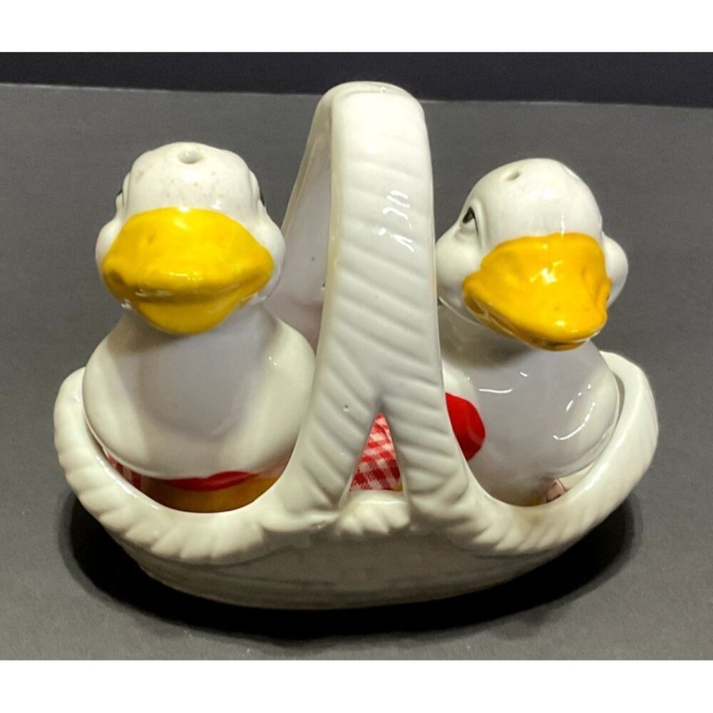 Vtg White Ducks Salt & Pepper Shakers in a Basket with a Blanket Ceramic Retro